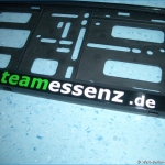 Fahrzeugbeschriftung-Kennzeichentraeger-Teamessenz-06.jpg