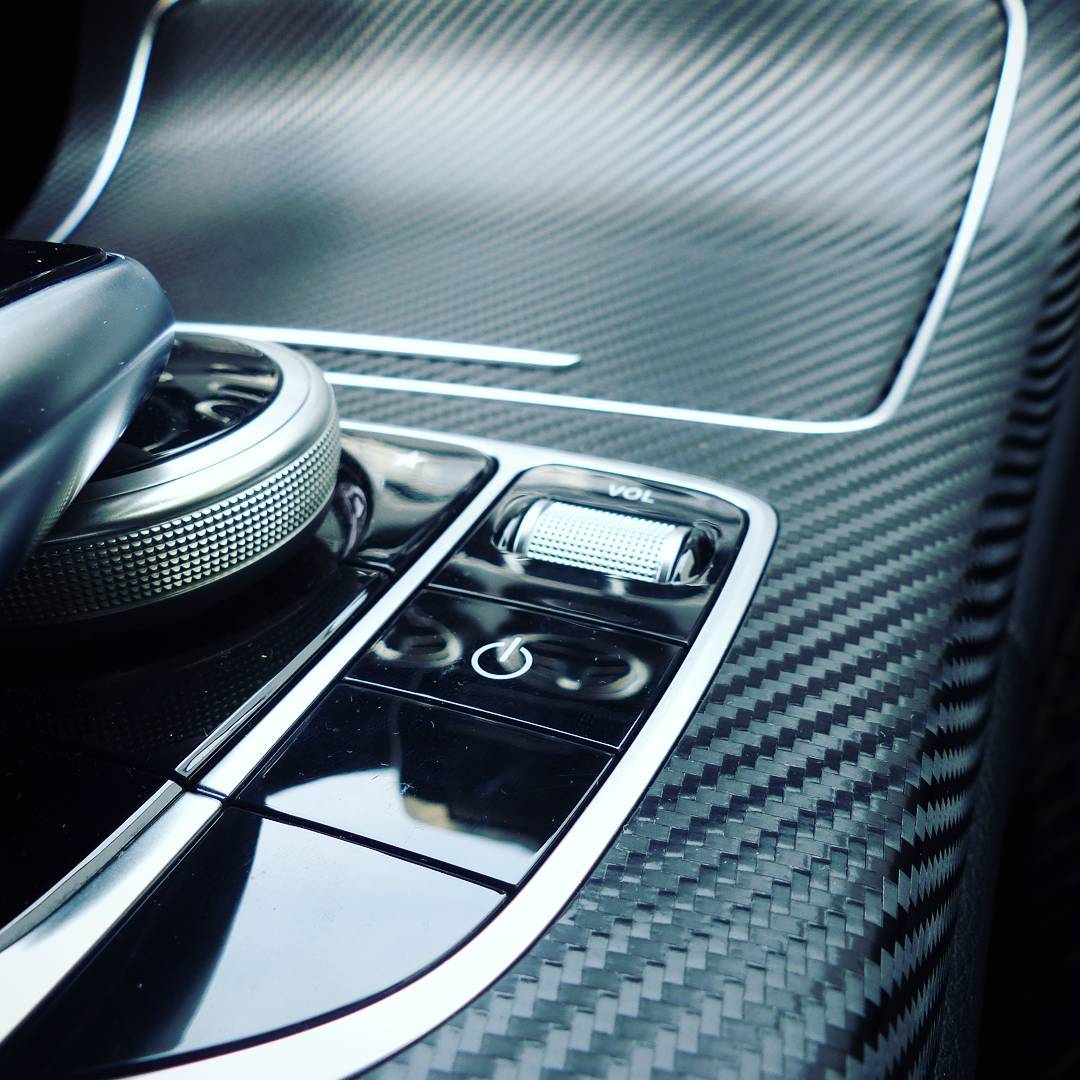 Mittelkonsole einer Mercedes Benz C-Klasse in 3D-Carbonfolie