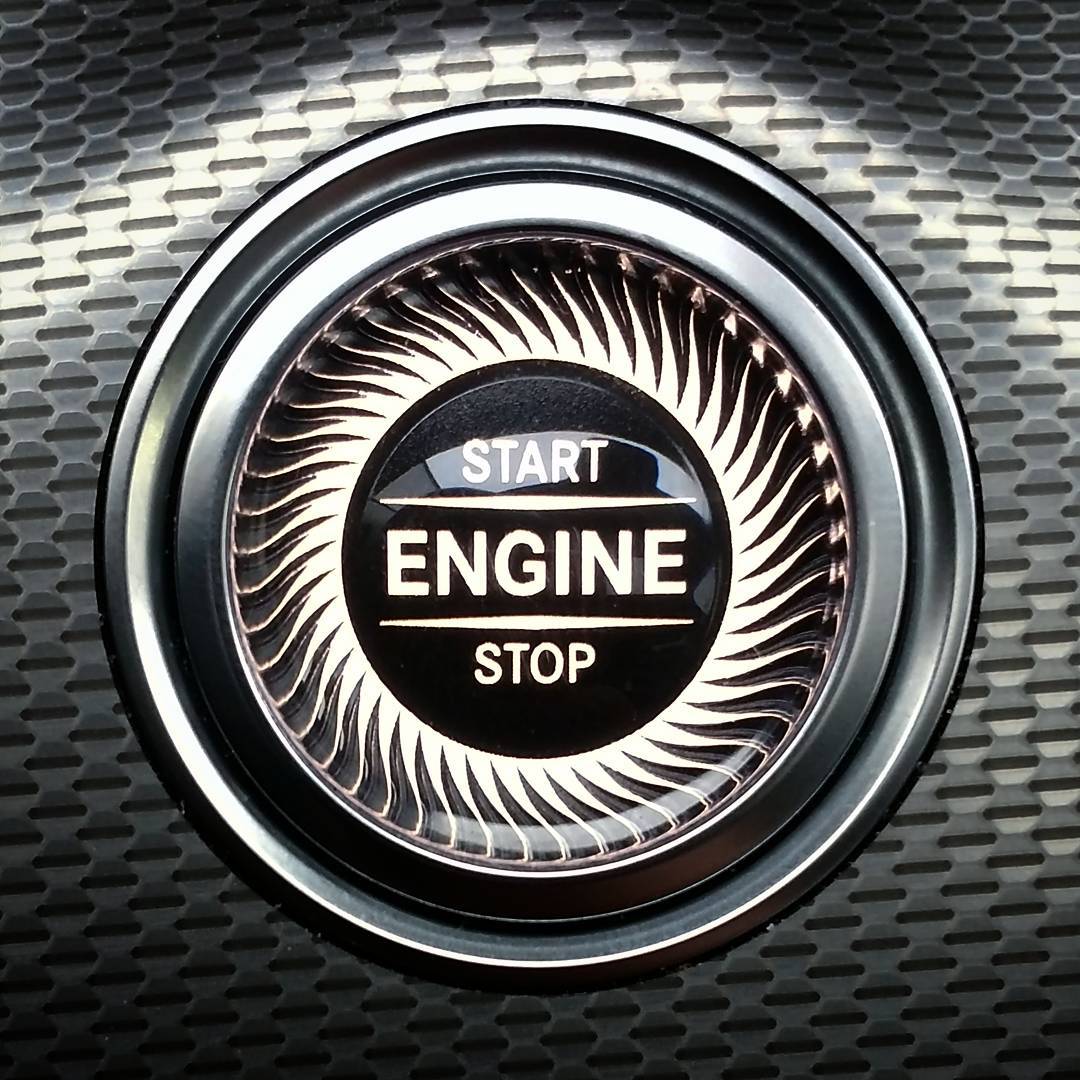 Pulsierender Motor-Startknopf in der Mercedes Benz E-Klasse