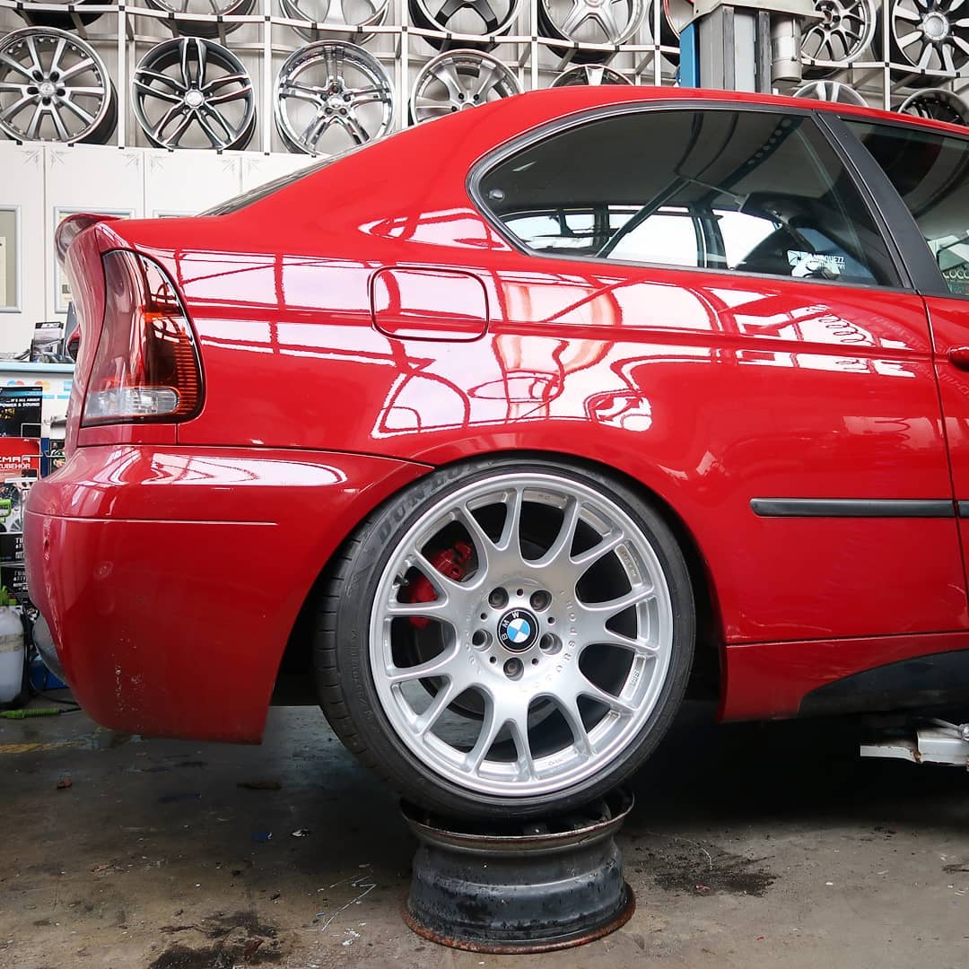 So here we go with some fresh rolled fenders and a fitment check. Now there is enough room for this beautiful set of BBS wheels (18by10inch) plus a 5mm spacer, we added later. This 3series BMW Compact got some nice stance