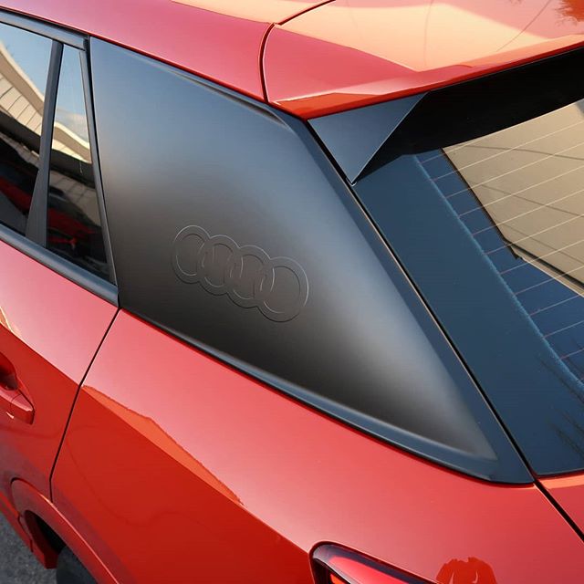 Audi installed some massive ‚Blades‘ on Q2 rear pillars. In silver they look pretty strange on an orange car. So I wrapped them in flat black with some ORACAL 970 series vinyl and added a little logo first. +OneHappyCustomer Germany