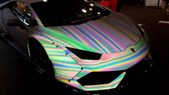 Die Farbe der Folie auf dem Lamborghini Huracan von Lexy Roxx rockt richtig