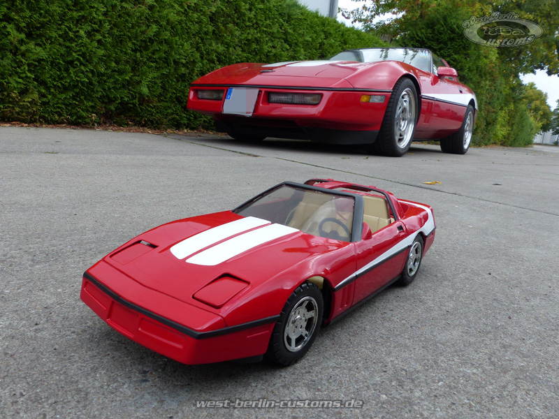 Miniatur und Original – Dekor für eine Corvette C4