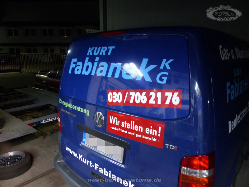 Vollflächige Folierung und Beschriftung einer Heckscheibe – Firma Kurt Fabianek