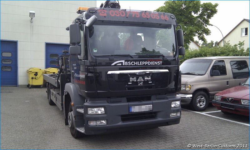 Fahrzeugbeschriftung – LKW mit Kranaufbau – Berliner Abschleppdienst