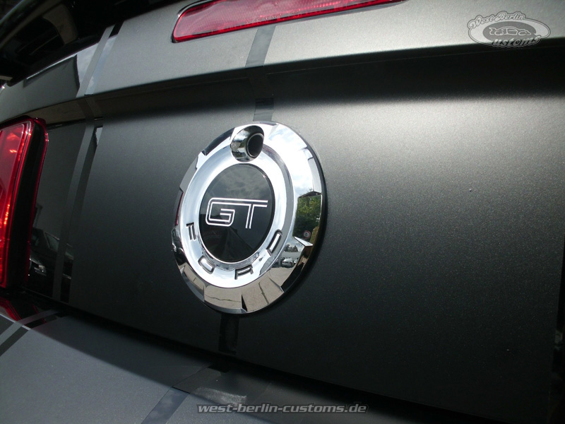 Schwarz matter GT-Streifen für schwarz glänzenden Ford Mustang