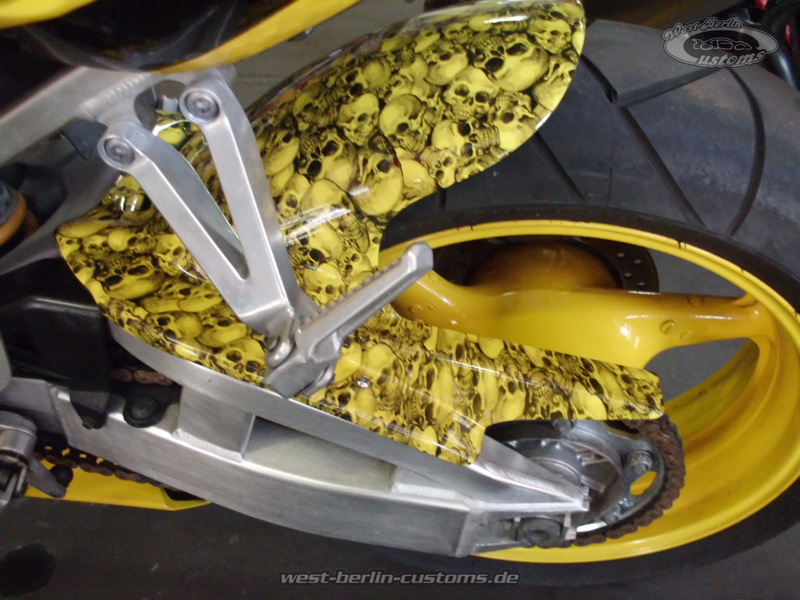 Totenschädel auf Hinterradabdeckung einer Honda CBR SC44 per Wasser-Transferdruck