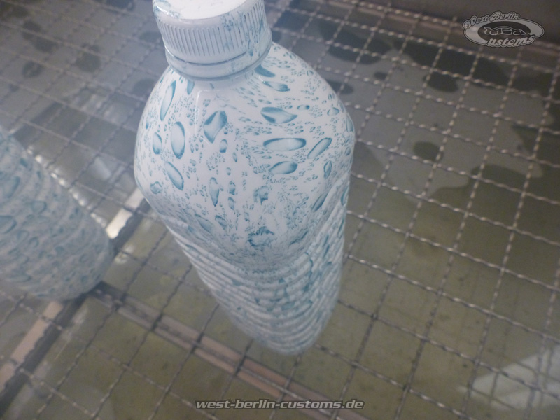 Wassertropfen auf Flaschen per Wasser-Transferdruck für Kunstprojekt